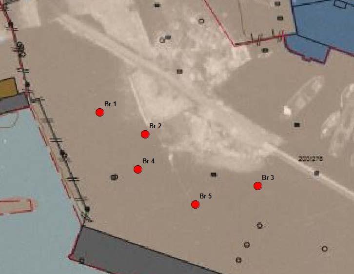 ningsretning fra eventuelle kilder mot sjøen. Totalt 5 brønner ble etablert, plassert som vist på kart i Figur 2. Figur 2 Utførte undersøkelser ved skrapfylling i Skutvika. Plassering av brønner.