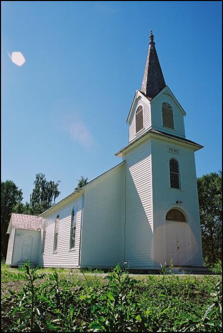 1994-1997 - Kirken demonteres. Stålplatene på interiøret må kastes. Den utvendige asbestkledningen kastes. Den opprinnelige kledningen av tre kommer til syne i forbausende god stand.