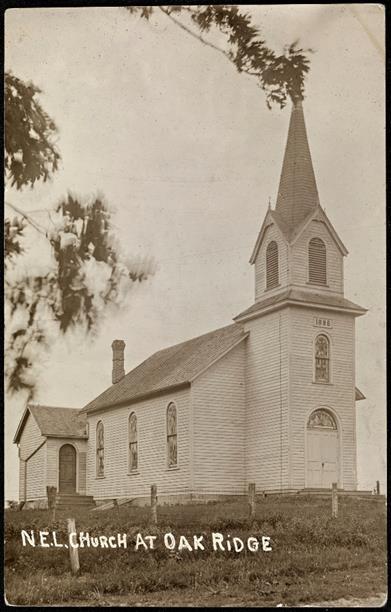 1914 - Nils Stokfleth Magelsson (1880-1960) overtar som prest etter sin far. Oak Ridge Church ca. 1920. 1922-1926. Kirkebygget med tårn, skip, kor og sakristi, jekkes opp nesten 2 meter.