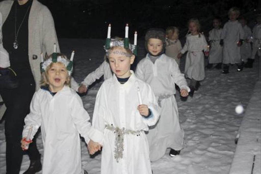 Lucia-sangen Svart senker natten seg I stall og stue Solen har gått sin vei,