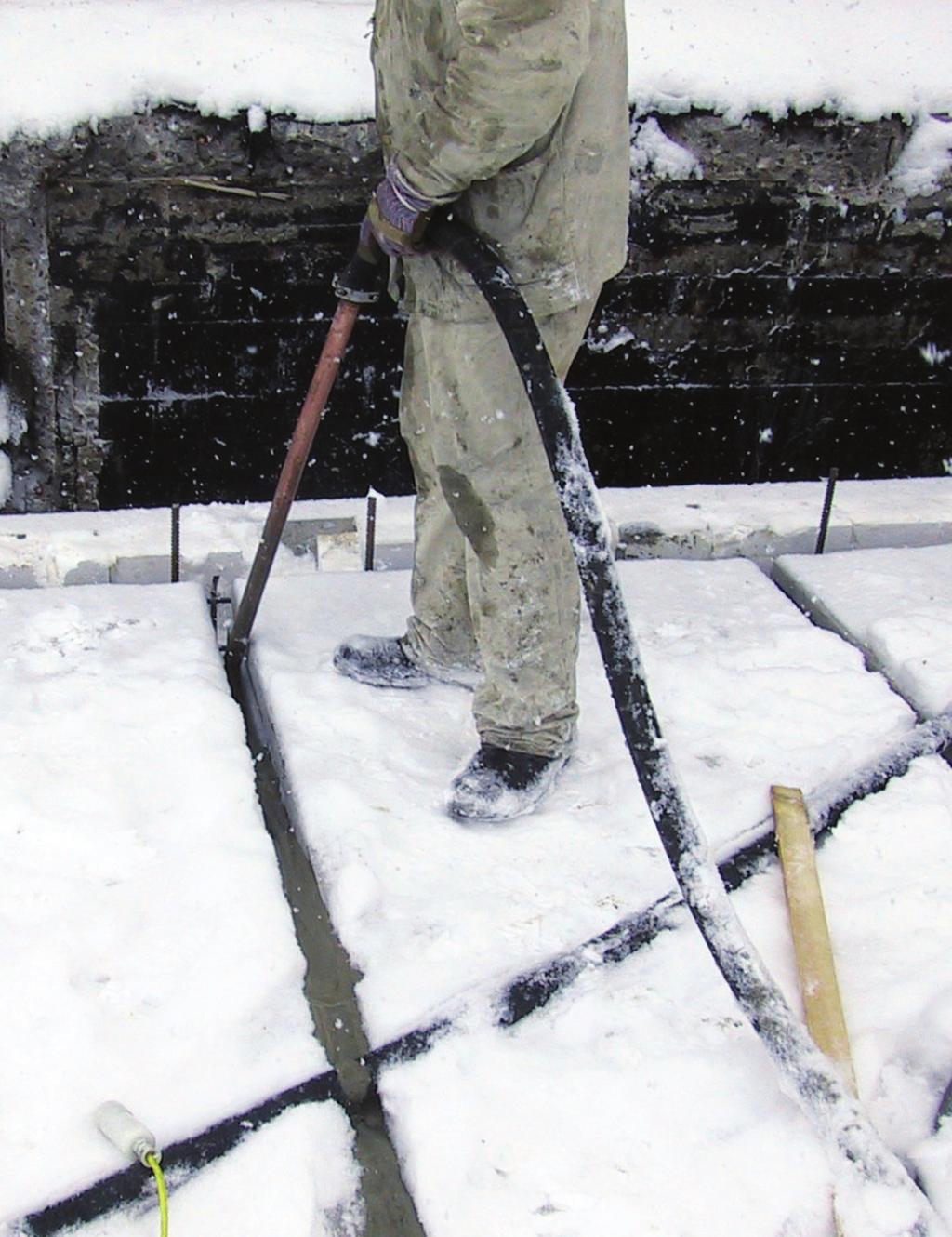 Overflaten filses for å få en jevn overflate. Weber Rep 05 kan også benyttes til poresparkling i tynt sjikt på overflaten. Fargen på Weber Rep 970 er tilnærmet lik betongfarge.