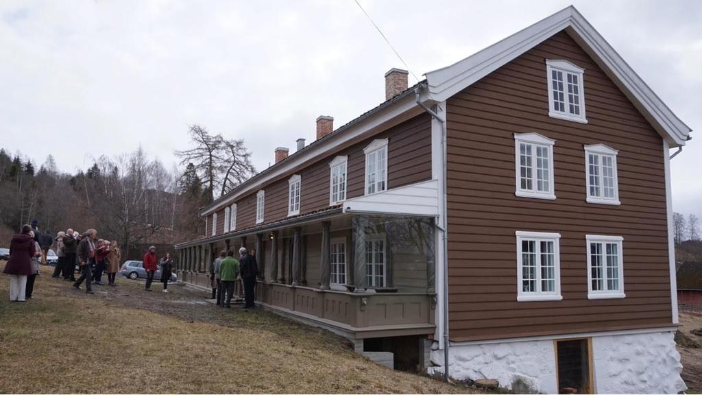 Vi får mottakelse i Storstua og høre historien om garden og bygningene.