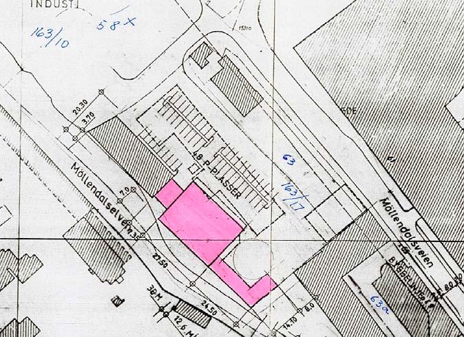 Skisse fra byggesak i 1990. «Cementstøperiet» lengst nordvest, lagerhall med «mellombygg» og skur markert med rosa.