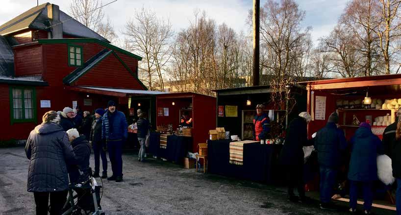 Salgsboder sto på rekke og rad og særlig i mørket på fredag kveld skapte det rene «skomakergate-stemningen», for å sitere markedsgeneral Hilde Giske Lukkedal.