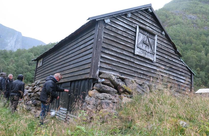 riving av bygningar og anlegg er søknadspliktig jf. verneforskrifta 3 punkt 1.3 c). «Påbygging og ombygging skal vera tilpassa landskap og tradisjonell byggeskikk».