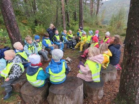 Til slutt er det verdt å nevne hvor fint det er å se de eldre barna hjelpe de som er mindre.