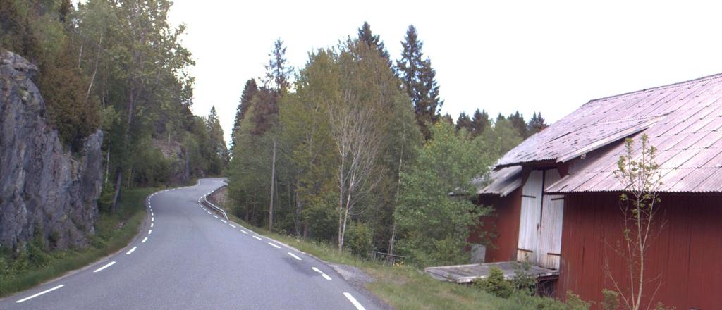 Figur 10. Parsellslutt ved Ramberg, sett mot nord. Høye bergskjæringer tett på vegen.