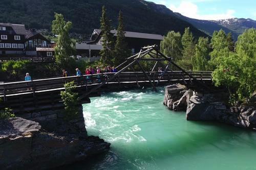 80 00 Utleggsbro lengde ca. 5 meter. Prefabrkeres mpregnert trelast/ laftestokk og stålwre. Rekkverk på begge sder.