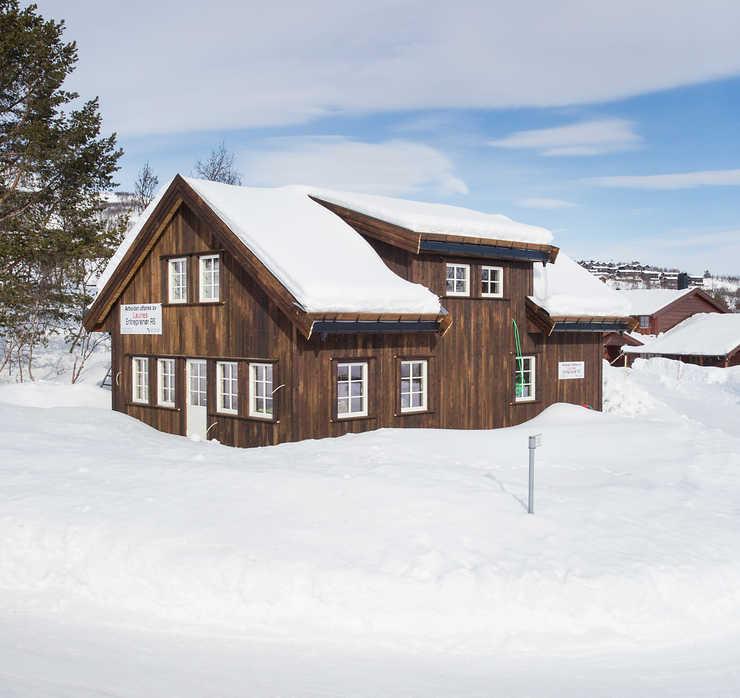 FAKTA OM EIENDOMMEN Hytten ligger lunt og koselig til i etablert hyttefelt midt mellom skisenter og sentrum.