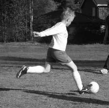 Idrettskolen 9 Fotballstart for Idrettsskolen Knallvær og grønt gress møtte Idrettsskolens 1999-årgang på første trening