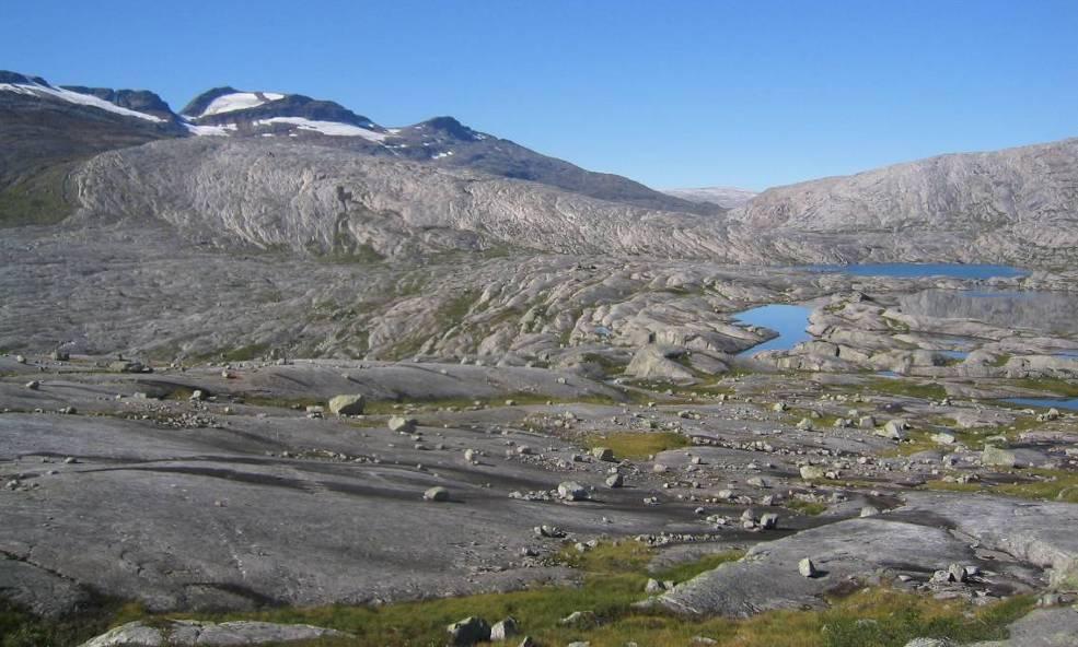 fjell med en åpen karakter. Fjellformasjonene i området er for det meste avrundede og bølgende med alpine trekk.