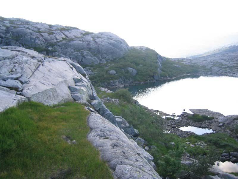 Vatn 380 og 382 ligger i større forsenkinger i dalbunnen mellom Lappfjellet og Høgtuvbreen. Områdene rundt har et karrig preg med spredte flyttblokker og mindre steiner som breen har ført med seg.