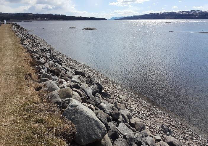 Situasjonen på lav vannstand er vist i Figur 3. Under den miljøtekniske sedimentundersøkelsen i båthavna, som ble gjennomført i mai 2017, var vanndybden ca.