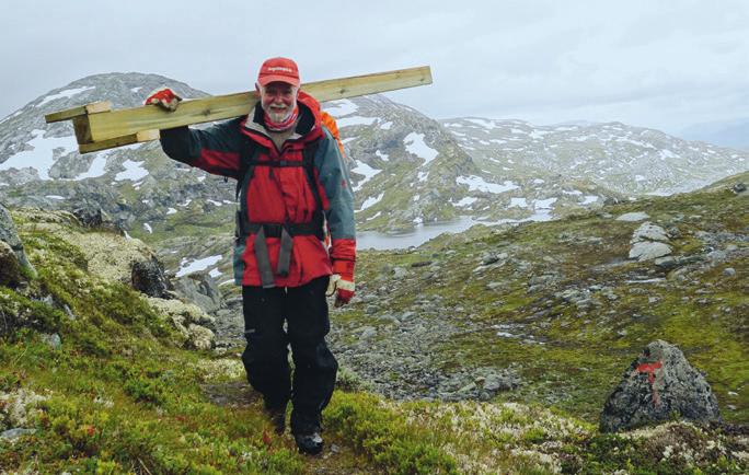 VIRKSOMHETSRAPPORT 22 23 DUGNAD I MARKA Foto: Bella Engen Hvis du bytter bilde: Tunge løft på dugnad i fjellet.