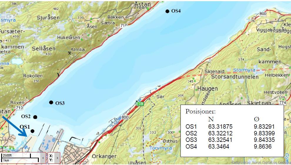 Figur 10: Kart over Orkdalsfjorden med stasjonsplassering for sedimenter som foreslått i prøvetakingsprogrammet. Blå pil viser kanalen med utslippspunkt (Øxnevad, 2015).