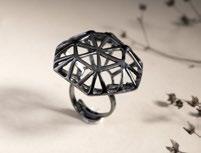 In her jewellery series «Slyng», we can discern floral