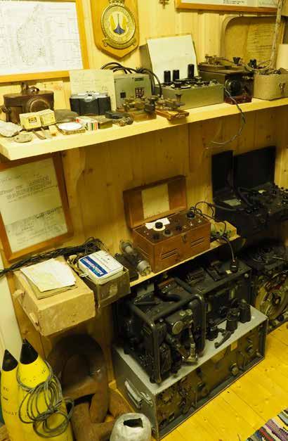 Høiland holder frem en feltlue som har tilhørt Jan Baalsrud, viser oss en skrivemaskin med SStast fra Gestapohovedkvarteret på Lillehammer og åpner døra til et lite rom hvor han har satt en