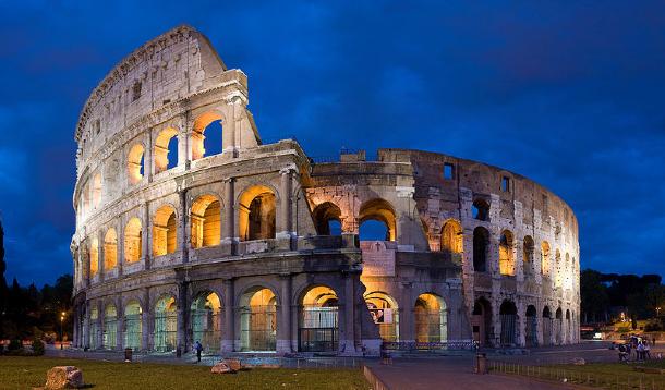 ved siden av Forum Romanum. Og så Fontana de Trevi (husker du Anita Ekberg i Fellinis "La Dolce Vita»?) noen hundre meter fra Spansketrappen.