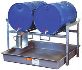 Oppsamling/spilltrau Oppsamlingskar fat plast/stål Miljøhylle for 200 liters fat Laget i galvanisert stål. For 200 liters fat.