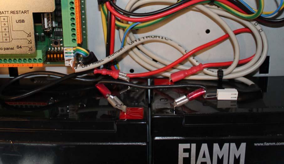 Tilkoblinger Fest temperatursensoren til batteriet med en bit tape som vist.