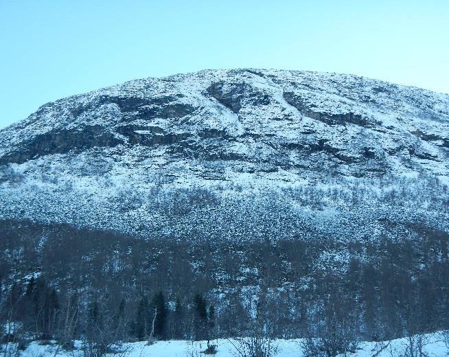 Roaldshorn ligger ca. 22 km sør for Overøye mens Lebergsfjellet ligger ca. 21 km nordvest for Overøye.