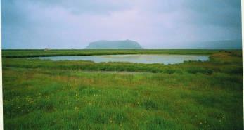 6 Landslag og landmótun 41 Mynd 6.12: Frágengin náma við Skeiðflöt í Mýrdal. Hér hefur landið verið mótað að nýju, til að efnistökusvæðið falli vel að nánasta umhverfi.