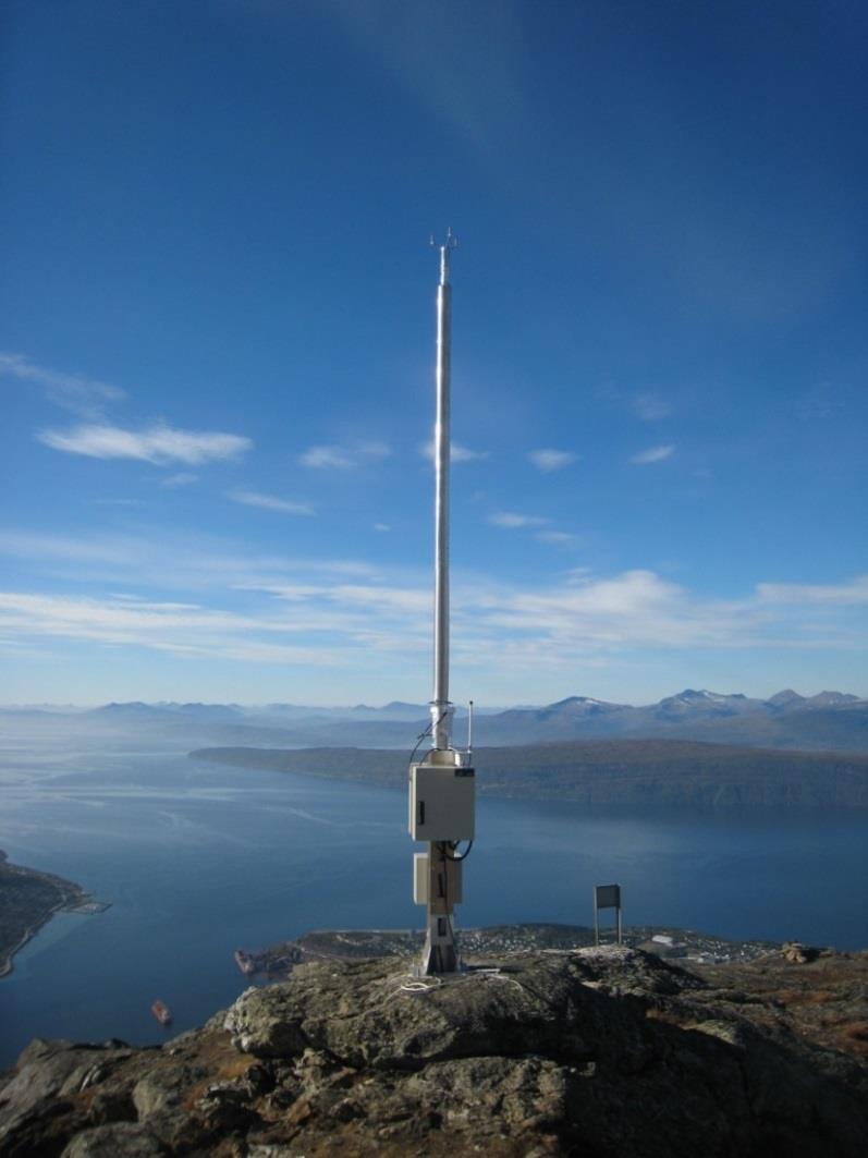 15 Vår løsning ble først uttestet på Gaustatoppen. 10 m mast fungerte ikke der pga. vanskeligheter med oppvarming av barduner. Få dagers strømbrudd medførte flere hundre kg is som trakk masta ned.