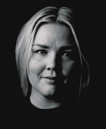 ANNA KAROLINE BJELVIN Anna Karoline er fra Tromsø, og har lang erfaring fra revymiljøet både som utøver, instruktør og regissør.