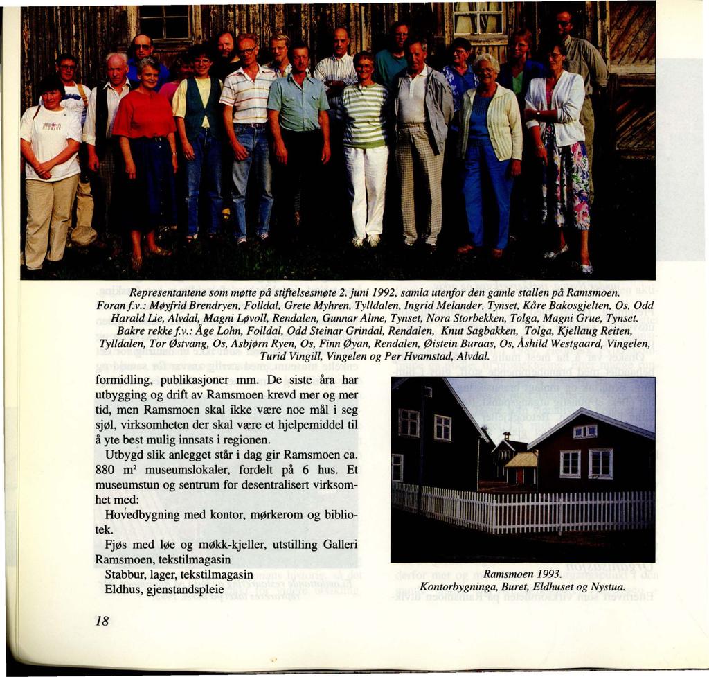 Representantene som møtte på stiftelsesmøte 2. juni 1992, samla utenfor den gamle stallen på Ramsmoen. Foranfv.
