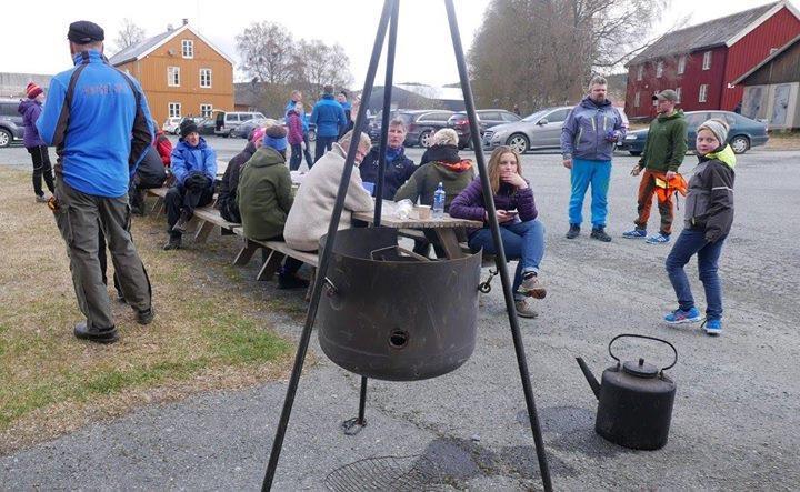 Under første runde så var det noen ekvipasjer som fikk godkjent apportbevis. Dommer var Jostein Myhr Rinnleiret 2017 I år bra det bra med påmeldte hunder.