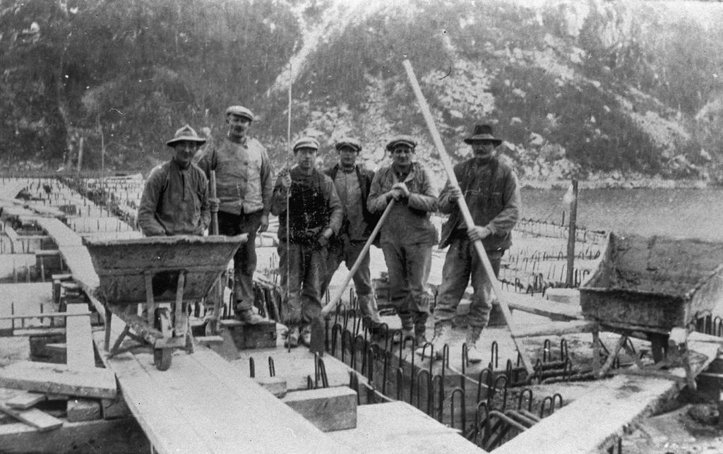 Ringedalsdammen. Vi veit ikkje når ho vart teken i bruk, men dammen sto ferdig i 1918.
