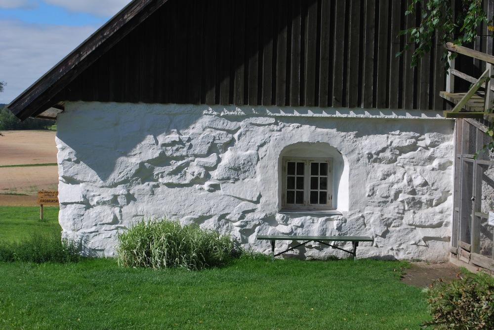 Deretter tok Terje Berner og Øyvind Andersen oss med på en befaring av det gamle Fjøset fra tidlig 1880- tallet. Fjøset har Fjøsloft og gjødselkjeller og er bygget omkring 1800.