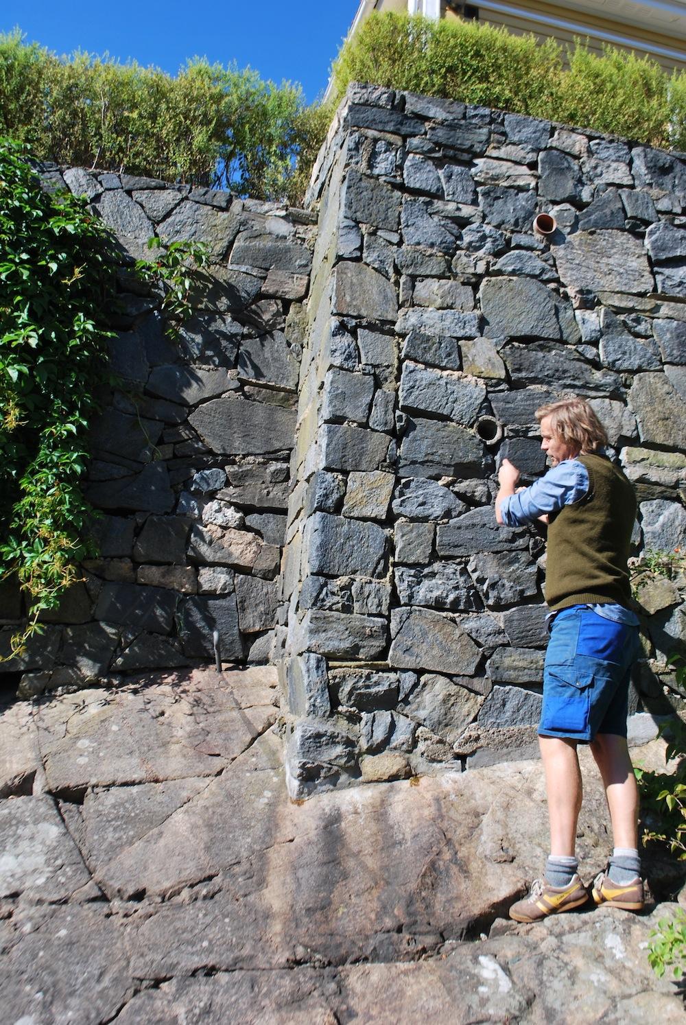 Da kan oppgraving bak være eneste mulighet for å berge muren. Den siste muren vi så på var en forstøtningsmur (antagelig bygget 1750-1800)som er bygget av rund morenestein.