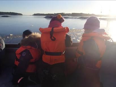 Måltider og matpakker Barna må hver dag ha med en solid niste med navn på og en frukt. Maten kan gjerne ligge i en nisteboks.