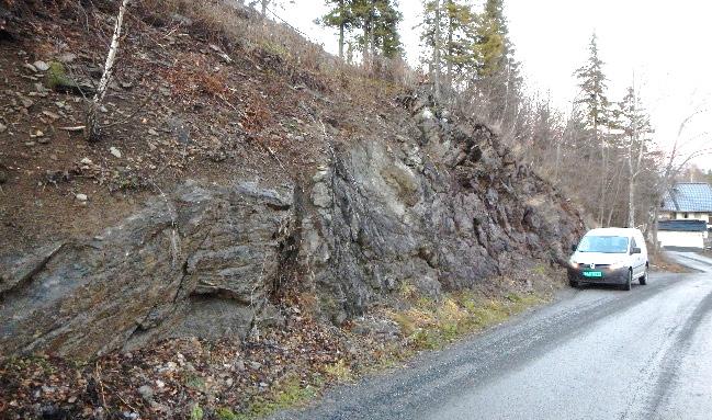 Forskjæringen over påhugget skal etableres på en lett vegetert skråningen SØ for Kroksundåsen 3, 5 og 7, på nordsiden av Rudsøgardsveien. I bunnen av dagens skråningen er det bergskjæring.