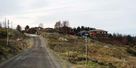 Bebyggelsen ligger sett konsentrert nord på øya, ved brua over til Hope og fastlandet, men noen boliger er lokalisert helt sør ved Keilegavlen.