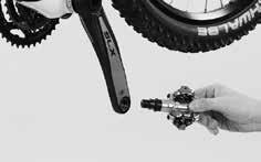 Bruk først deretter en pedalnøkkel tl å skru fast pedalen.