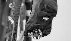 Rundt hælen bør skoen kke ha for bred såle, ellers kan den naturlge fotstllngen kke nntas, ford man støter mot stengene bak når man trår på pedalene. Dette kan føre tl smerter knærne.