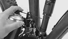 140. 3. Sprøyt stempelstangen på fjærbenet og lagerområdene, etter at du har vasket sykkelen, med ltt smørespray som er godkjent av produsenten, eller smør på et svært tynt lag med hydraulkkolje.