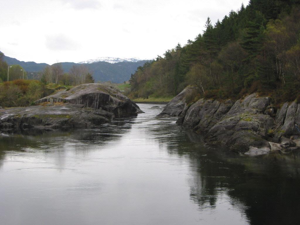 Figur 5. Kulpen ovenfor Sandsfossen fotografert den 29.04.2002 ved 17 m³/s (øverst ) og den 17.10.2003 ved 44 m³/s (nederst).