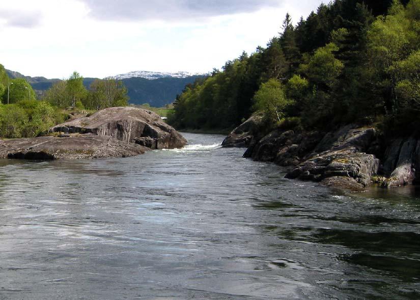 Figur 6. Ovenfor Sandsfossen fotografert den 16.05.2003 ved 77 m³/s (øverst ) og den 10.