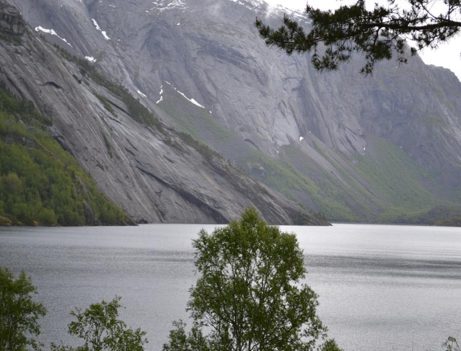 Vannkilde (vannressursen), inkludert nedbørsfelt / vanntilsigsområder. Dokumentasjon: - Kart (kilde / nedbørsfelt) - Informasjon om selve kilden. - Kapasitet på kilde.