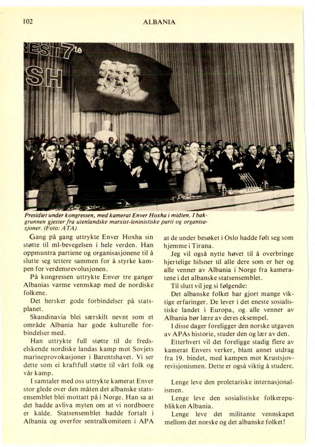 102 ALBANIA Presidiet under kongressen, med kamerat Enver Hoxha i midten. I bakgrunnen gjester fra utenlandske marxist-leninistiske parti og organisasjoner.