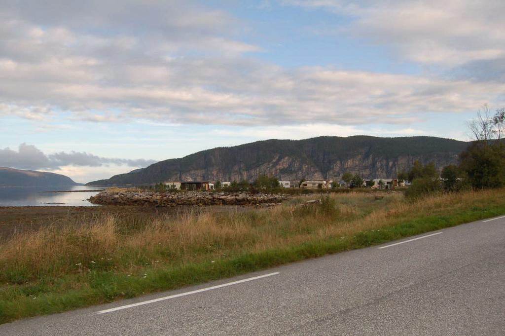 Figur 6. Ven camping. Foto: Ask Rådgivning Åstfjorden Åstfjordområdet er mye brukt til utfart, med hovedvekt på båtliv, fiske og rekreasjon.