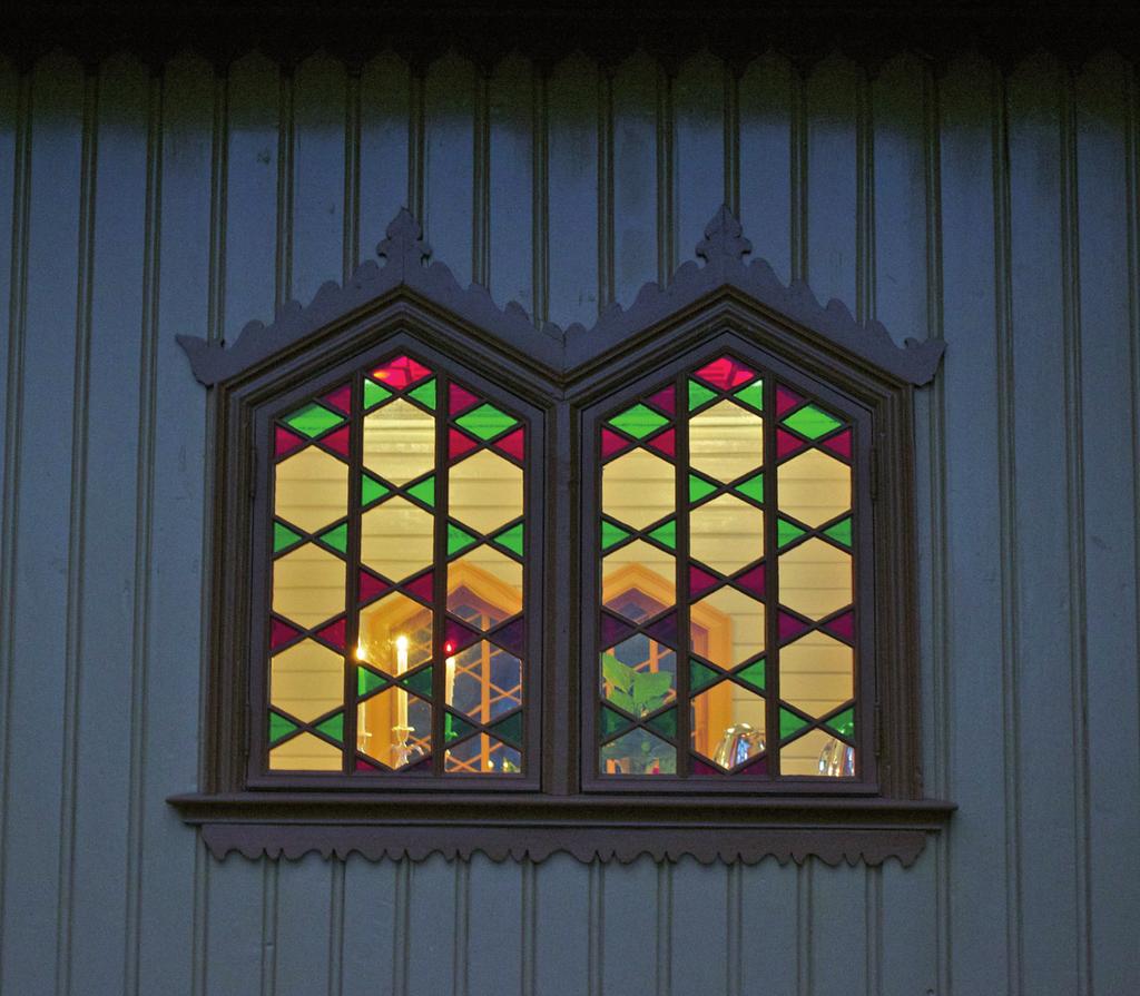 Vinduene med farget glass i Sæterhytten er fra perioden som badehus. (foto: Anne Husbyn) av en restaurant. At begivenheten 25.