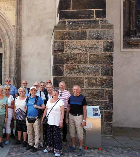 Reformasjonsalteret i bykirka i Wittenberg. Reisegruppa foran døra med støpt kopi av Luthers 95 avlatsteser. or Lunsj i Luther-restaurant i Eisleben.