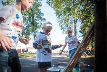 Det var også mulig å få ansiktsmaling av gjengen som går under navnet Familiekafe og ikke minst male t-skjorter sammen med de frivillige som hvert år drar i gang Barnas Juleverksted i Stovner kirke.