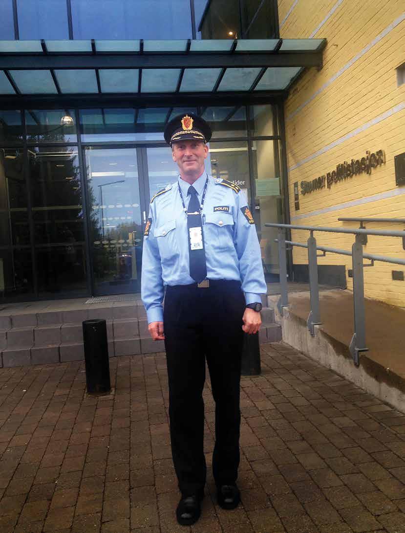 Jeg har fått et intervju med Roy-Cato Einarsen, leder for forebyggende enhet og barneog ungdomsarbeidet på Stovner politistasjon.