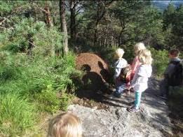 Dagsrytmen på Løveklippen er for noen av barna litt annerledes enn det de var vant til, og vi har derfor brukt tid på å bli kjent med den.