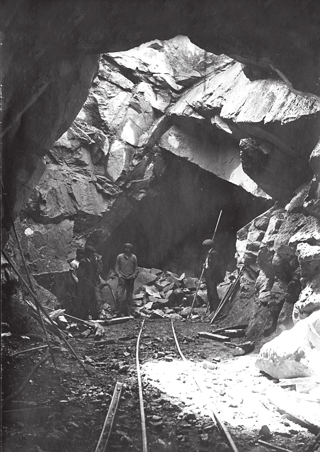 10 1893 Sulitjelma Aktiebolag står for gruvedriften i Sulitjelma, og har stort behov for elektrisitet. I 1893 starter Saltens første generator i Fagerli.